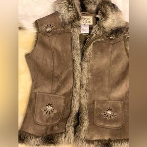 It’s all in the details with this cripple creek fur lined vest